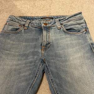 Jag säljer dessa low waisted jeans för att de är för små! De är i jätte bra skick. Inte bootcut 