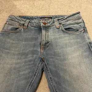 Jag säljer dessa low waisted jeans för att de är för små! De är i jätte bra skick. Inte bootcut 