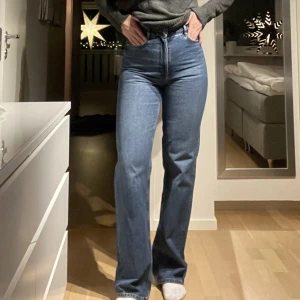 Jeans - Jeans från zara med hög midja och långa ben😇🥰 Ser ut som nya så inga skavanker eller liknande! Jag är 176 lång. 