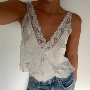 fint linne med spet - linne köpt second hand, avklippt, se sista bilden