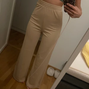 Byxor - Ett par mjuka sköna tunnare byxor, aldrig använda, beige färg och storlek xs, men då jag har korta ben så är domhär aldeles för långa för mig