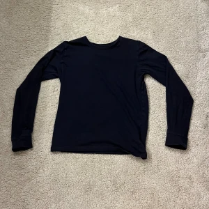 Mörkblå långärmad tröja - Säljer en jättefin mörkblå tröja från Cubus, skriv för fler bilder!