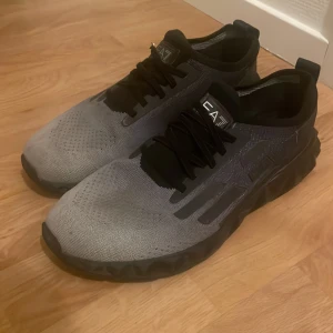 Armani skor - Töjbara och riktigt sköna. Använda ca 1 år. Inga skador eller fel på dem, storlek 43/42