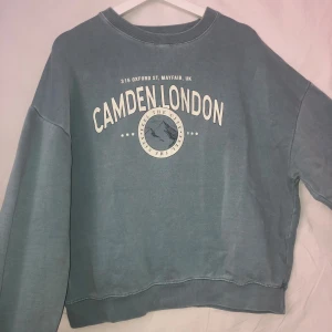 Camden London Jumper - Turkos jumper från Pull&Bear • Mycket bra skick  • Storlek M 