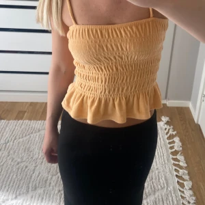 Frotté topp - Supergullig topp i frotté. Små gulliga volanger.