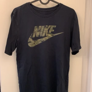 Nike T-Shirt  - Skriv till mig för mer information!