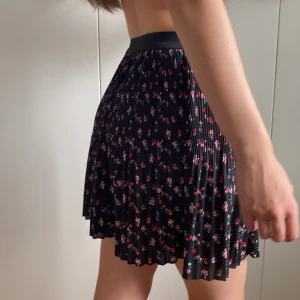 Blommig kjol - Söt svart blommig kjol som tyvärr inte kommer till användning❤️storlek 38 men sitter mer som en xs/s💓skriv om ni undrar något💌