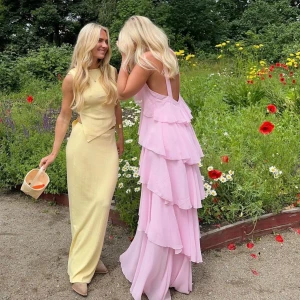 Felicia wedin klänning - Säljer denna magiska klänning från Vero Moda, slutsåld i storlek M på hemsidan. Den är endast testad så prislappen är kvar! (Sista bilderna är mina) 🩷