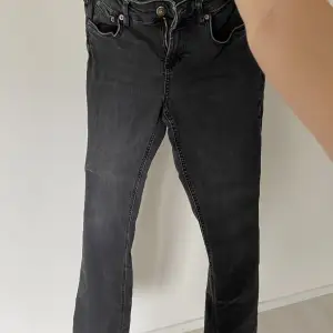 Lågmidjade jeans i svart/grå nyans från Zara i storlek 36.