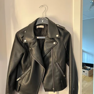 Skinn jacka  - En super fin jacka men tyvär tappat bort bandet till 120 kr inräknad frakt 