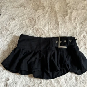 Mini kjol🖤 - Mini kjol ifrån Shein, säljer för den satt inte så bra på mig och tyckte den va lite för kort för min smak men annars Inge fel så bara testad!❤️ köpte för ungefär 200 kr