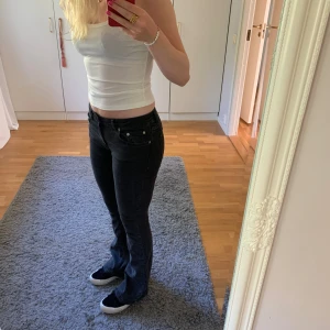 Lågmidjade bootcut jeans - Svarta lågmidjade bootcutjeans, storlek s/m💓