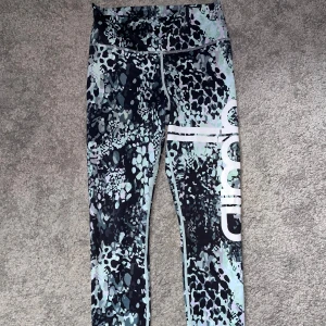 Aimn tights - Säljer ett par Aimn tights i ”kamoflauge” färg. Storlek S. Inte använda så mycket och köpta för flera år sedan. 
