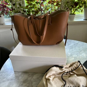 Polène Cyme Bag  - Polène Cyme Bag. Perfect Condition, you can only notice some small signs of use inside the bag (if you look for it very close). Perfect exterior. Comes with everything original. The dustbag, the pouch inside the bag and the big box. 100% calf Leather