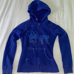 Jättesnygg 2000-tals zipup!  - Zipup från 2000-talet med rhinestones och glitter😍 Såååå fin och i perfekt skick!  Be om fler bilder om det behövs! 💋