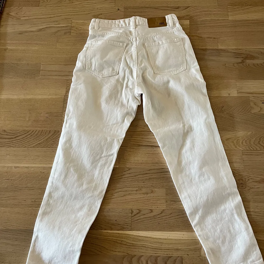 Vita skit snygga straight leg jeans! Ny skick, aldrig använda! Passar xs, midjemått: 35cm innerben: 24cm längd: 91cm . Jeans & Byxor.