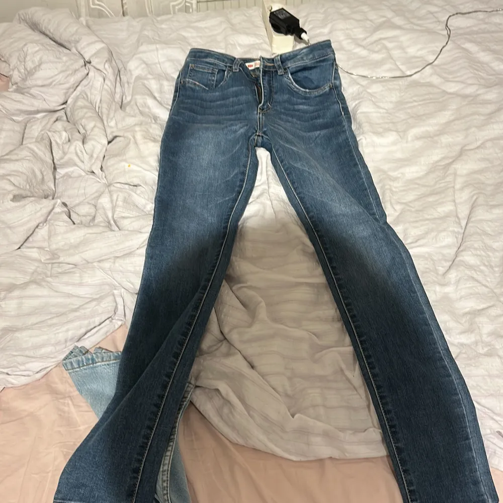 Levis jeans 720 High Rise super skinny Vet inte riktigt vilken storlek exakt men det är iaf 160-170 Dessa jeans e jätte bra för korta personer. Jag har endast använt dessa 1 gång! Vet inte riktig för hur mkt dom kostar men kan gissa på ungefär 900kr. Jeans & Byxor.