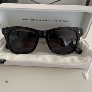 Chimi Berry 007 - Chimi 007 i färgen Berry, använda men tyvärr inte tillräckligt, hittar inga fler defekter än att chimi märket skrapats av lite. Box och duk medföljer, tyvärr lite smutsiga men påverkar inte glasögonen☺️ pris kan diskuteras! 