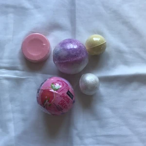 Badbomber och en tvål - Ett par badbomber, några från H&M och en från Sence, och en tvål från H&M. En för 5kr styck eller alla för 20kr. Kolla min bio för mer info!