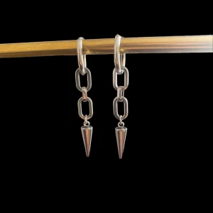 Silverfärgade örhängen med kedjedetalj och spetsig hängande del - Ett par silverfärgade örhängen med en unik design som inkluderar en kedjedetalj och en spetsig hängande del. De är rostfria🥰🥰