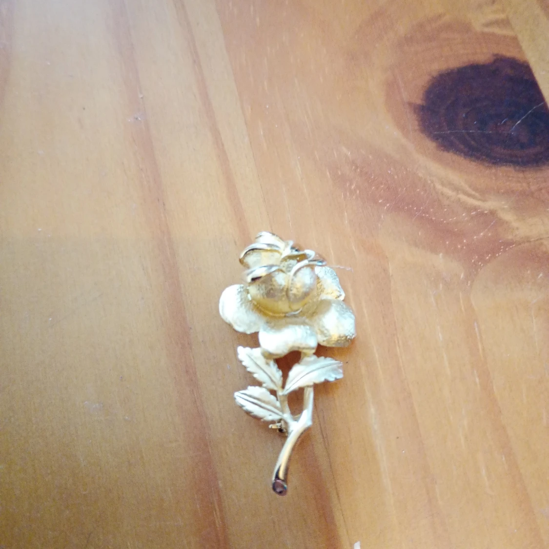 Brosch Ros guldfärgad. - 90