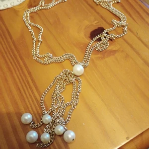 Halsband med pärlor vita och guldfärgad kedja. - Fint halsband med vita pärlor och guldfärgat.