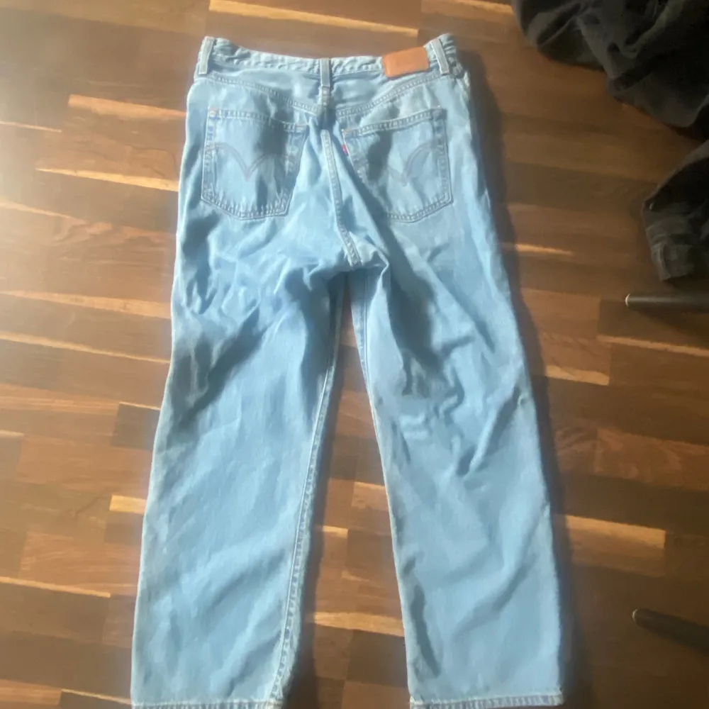 Levi’s rib cage straight ankle jeans, blåa, stl W29 L27. Knappar för gylfen. Använda under en kort period men inte så mycke mer. Mycke bra skick. Väldigt sköna för att vara jeans! Nypris runt 1300. Jeans & Byxor.