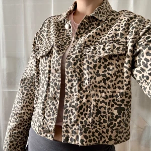 Leopard jacka  - Säljer denna OTRLIGT snygga och trendiga leopard jeans jackan. Inga defekter på den. Köpt för ca 4 år sedan så tror inte denna jacka säljs längre. 