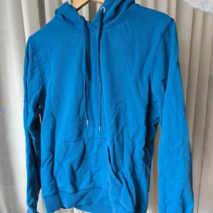 Blå hoodie - Klar blå hoodie från lager 157 i storlek s. Väl använd men fortfarande bra skick