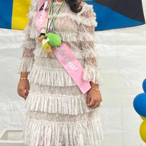 By Malina kläning  - Säljer nu min by Malina kläning efter min student. Köpt här på plick av en jättefin tjej, kläningen är tagen på kemtvätt och är i väldigt bra skick. Användes endast på utspringet! (Dräkt till flaket).Storlek XL men jag är i M passar perfekt.