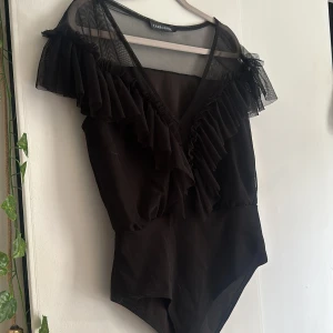 Body med mesh och volanger  -  Body med mesh 