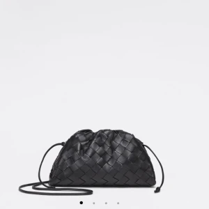 Mini väska - Säljer min svarta väska som ej kommer till användning, köptes för 1000kr❤️