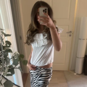 Vit topp - Säljer min jätte fina vita off shoulder topp eftersom den inte kommer till användning längre, den är töjbar. 💕