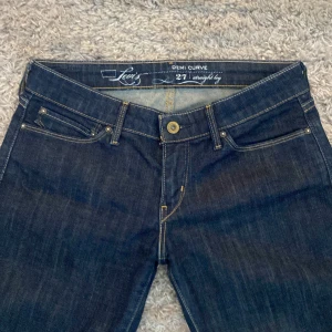 Lågmidjade Levis jeans - Jätte snygga lågmidjade Levis jeans. Storlek 27 och straight leg.