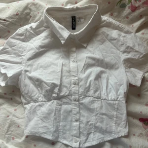 Blus - En fin blus från H&M som aldrig kommit till användning och bara legat i min garderob. Bra skick💕
