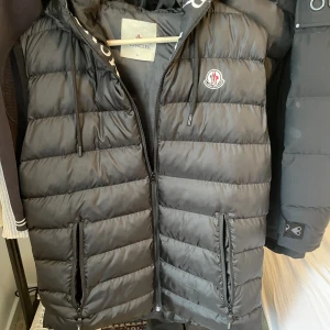Monlcer - Moncler väst 💎 kondition 🔝9/10 Dm om det behövs mer bilder 🛎️ Pris kan såklart diskuteras 💯 