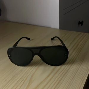 Glasögon  - Sköna sommar glasögon i svart färg.