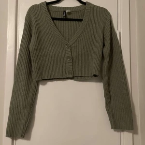 Kofta - Grön midjekort kofta från H&M Divided. Fint skick, storlek xs.