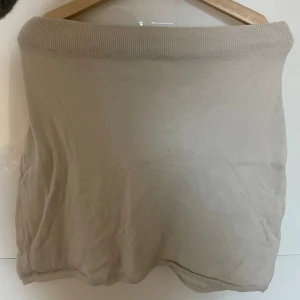 Stickad kjol - Säljer denna fina, stickade kjolen från Helmut Lang. ( storleken står inte men passar som en M/L )🥥