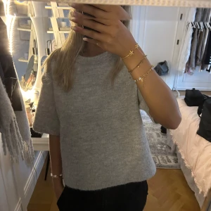 Stickad T-shirt  - Grå stickad T-shirt ifrån Gina tricot i storlek s/m