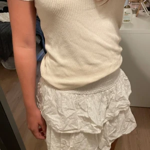 Vit volangkjol  - Vit volangkjol med gulligt broderad mönster! Storlek 152 men passar XS/S