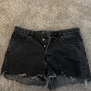 Svarta jeansshorts - Svarta jeansshorts från H&m🩷🫧