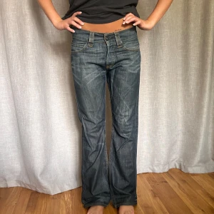 Bootcut vintage levis 512 - Super snygga vintage Levis byxor i modellen 512, bootcut modell med en innerbenslängd på 80 cm Storlek 29/32💗