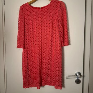 Trekvartsärmad klänning - Jätte fin trekvartsärmad klänning med rosa spets. I bra skick