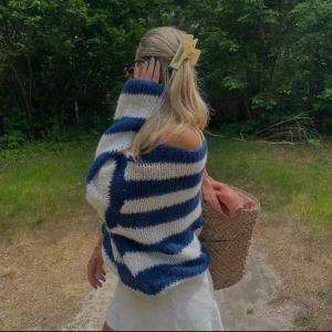 Stickad tröja  - Säljer min helt oanvända randiga stickade tröja från design by si i navy samt vit. Den är i storlek XS/S och har prislappen kvar. Skriv vid fler frågor eller bilder💗 Och skriv gärna innan ni klickar på köp🫶🥰 (Frakt kommer till)