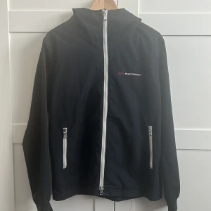 Jacka Peak Performance  - Snygg vår/sommar/höst jacka i original Peak Performance. Inköpt i deras butik för 3800:- den är använd men i mycket bra skick. Inga hål eller slitna tyger. Passar både Kvinna/Man/Tjej/Kille