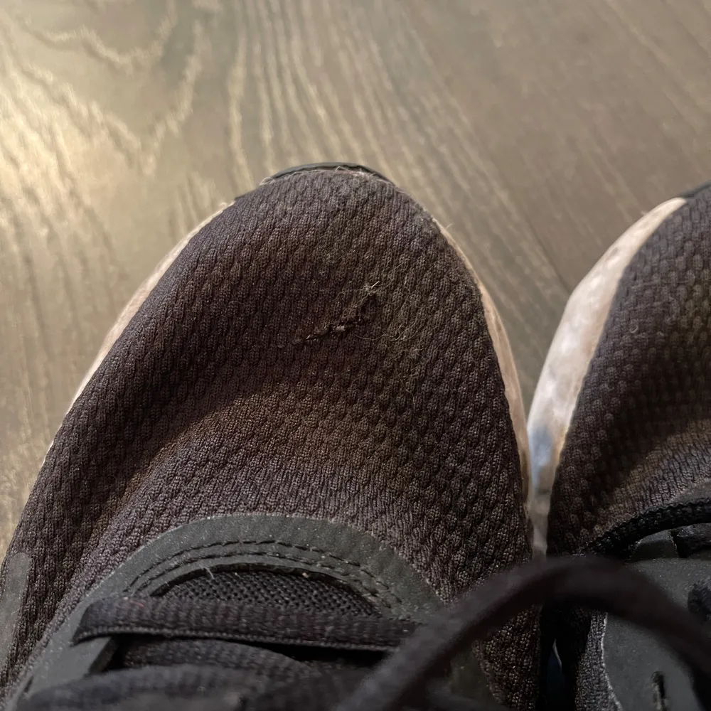 Nike revolution skor i storlek 38. Dem är använda men inte sönder (se bild 3&4) . Skor.