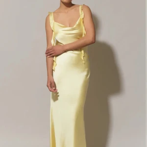 Gul klänning ginatricot - Säljer en gul klänning från Gina tricot som är helt slutsåld online och även i de flesta butiker. Säljer då jag köpte två storlekar, säljer därför för nypris 600kr eftersom den är helt ny kvar i förpackningen. Skriv om du har några funderingar☺️🤩 