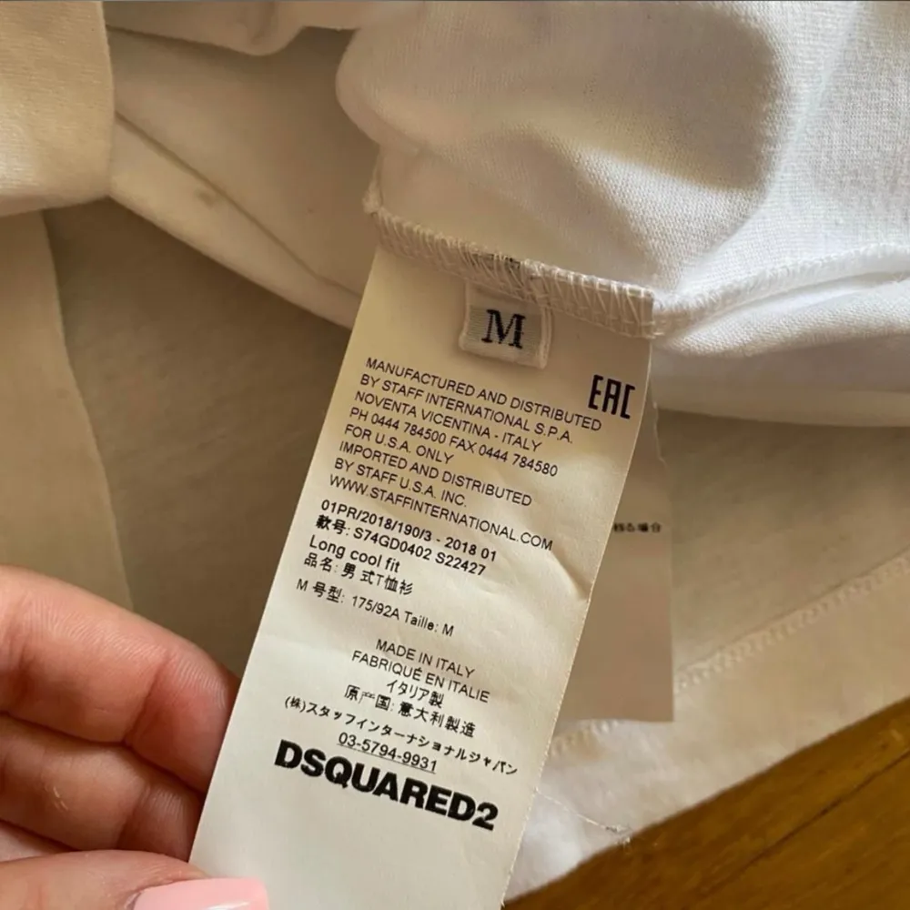 Säljer nu min dsquared2 t-shirt i storlek M i bra men använt skick. . T-shirts.