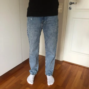 Jeans  - Strl 170 (Midjemått-35cm, Innerbenslängd-74cm) Använda få gånger